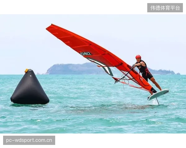 三亚帆船基地部署尼康改良型水下机器人，其大口径疏水透镜确保了对WST翼装水翼帆板总决赛的持续清晰追焦